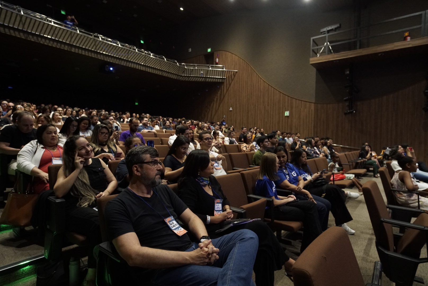 Público assistindo às palestras no auditório da 1ª edição do FING